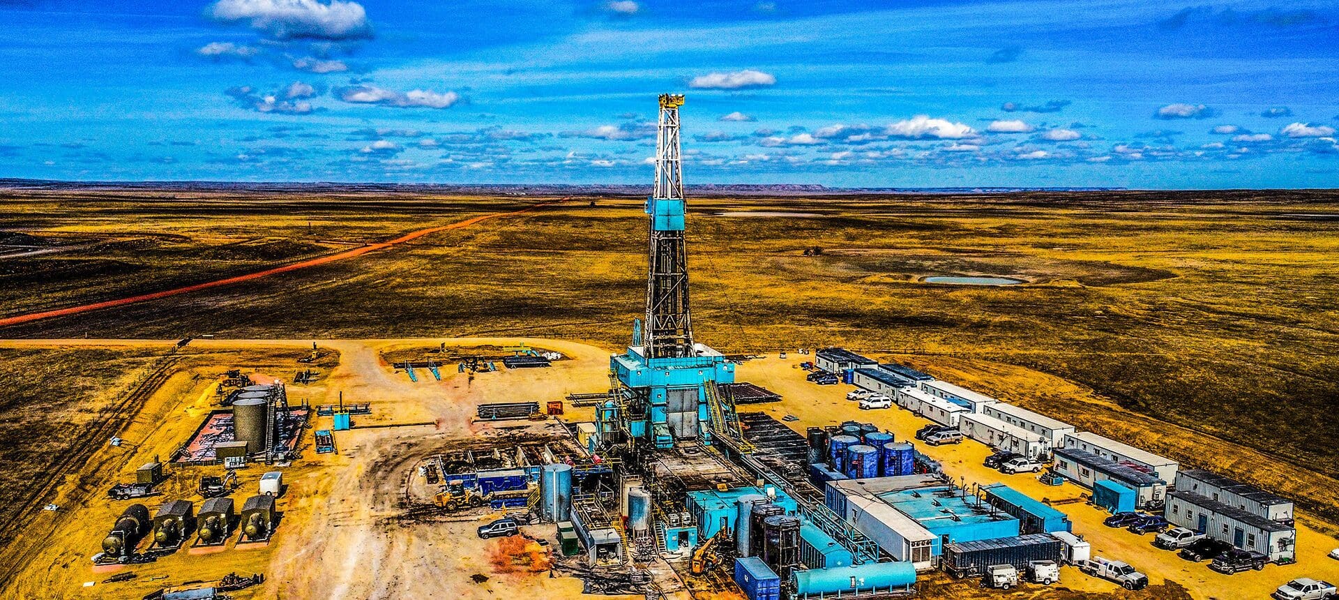 Oil drilling rig site on expansive prairie